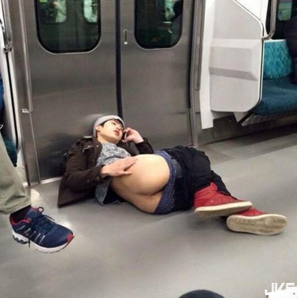 可能真的很累吧　不過恥力要夠高才有辦法這樣睡