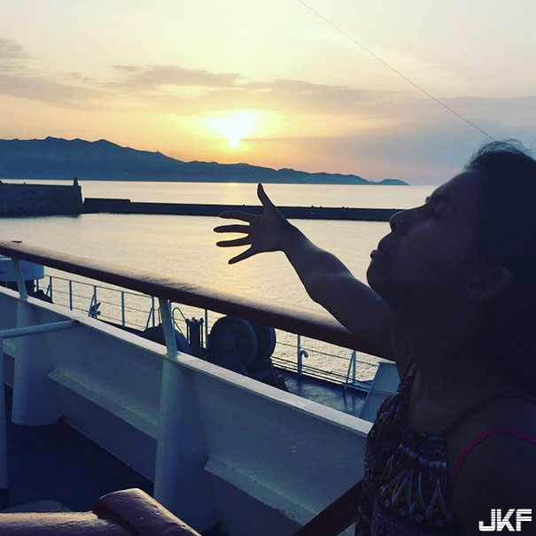 蜜月旅行老公不能來&#8230;落單人妻搞笑自拍一夕爆紅！