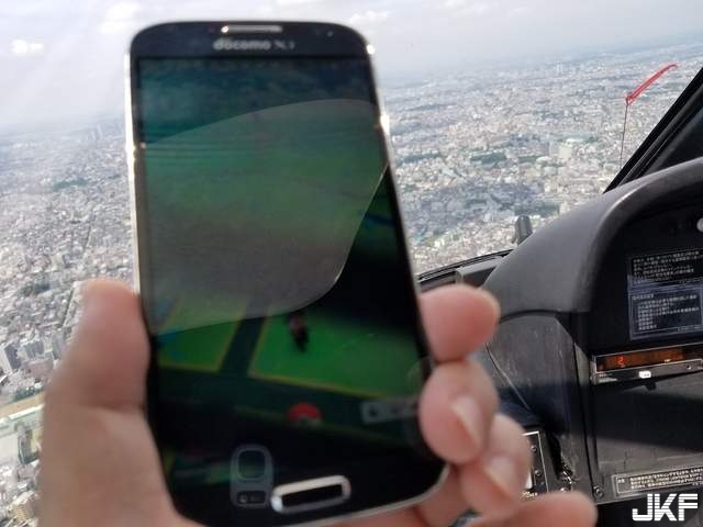 有錢就是屌《開直升機玩Pokemon Go》下面的可憐蟲還在用腳跑