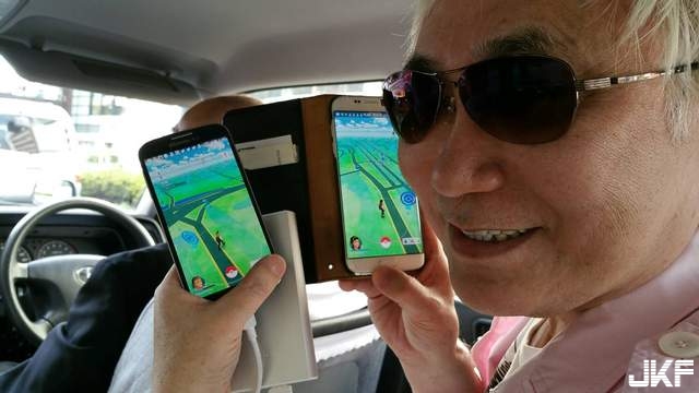 有錢就是屌《開直升機玩Pokemon Go》下面的可憐蟲還在用腳跑