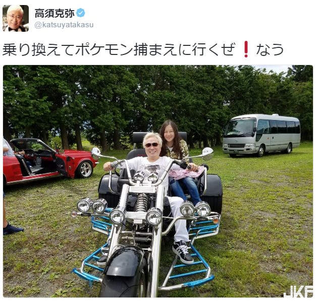 有錢就是屌《開直升機玩Pokemon Go》下面的可憐蟲還在用腳跑