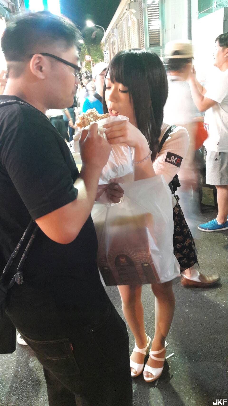 發生什麼事！士林夜市暴動竟是因野生女優出沒！