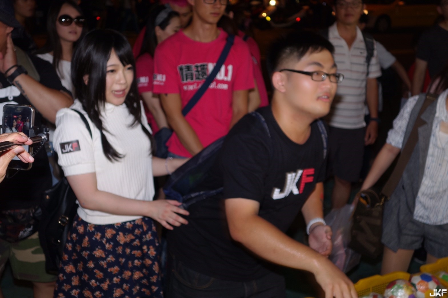 發生什麼事！士林夜市暴動竟是因野生女優出沒！