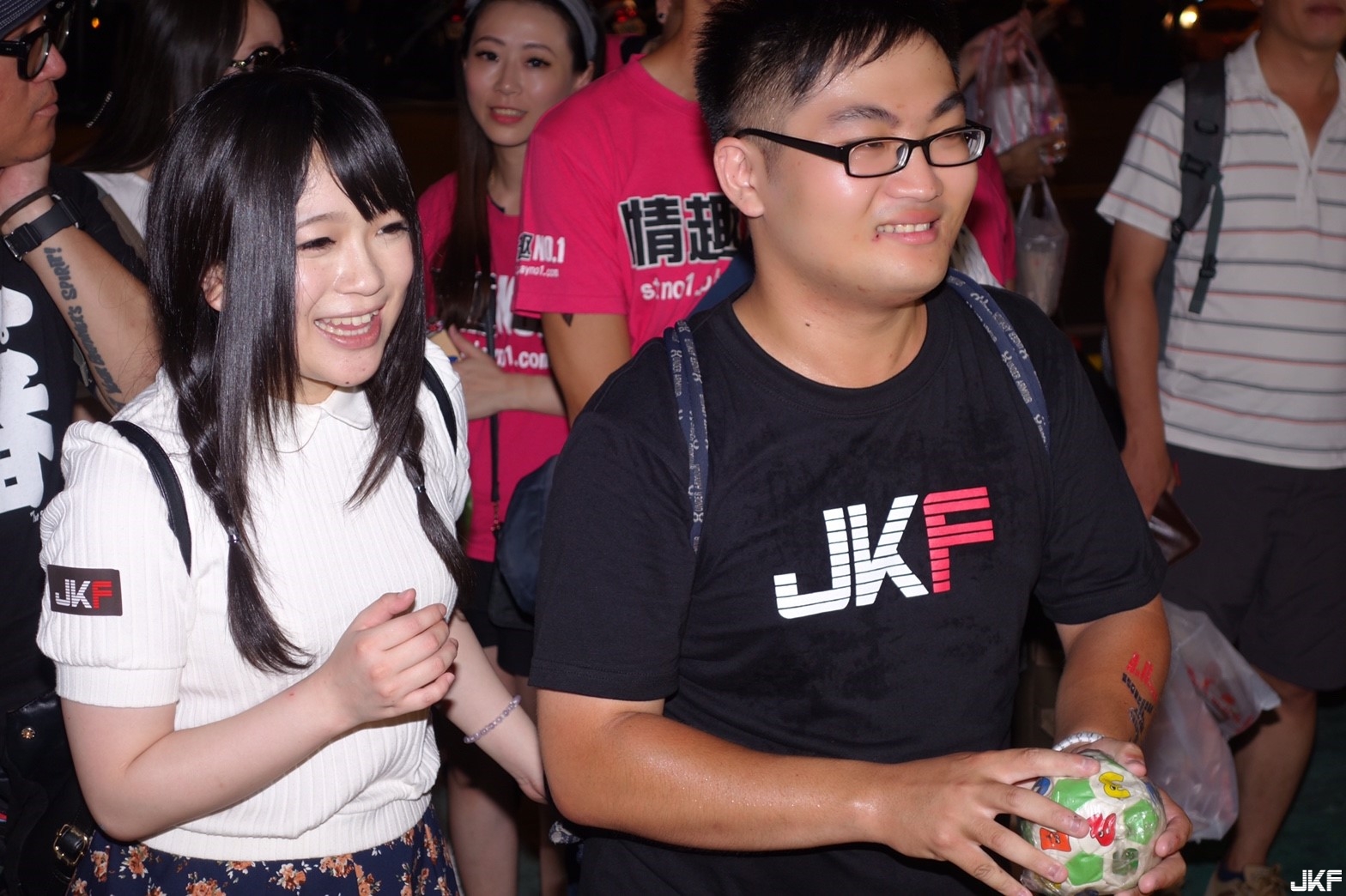 發生什麼事！士林夜市暴動竟是因野生女優出沒！