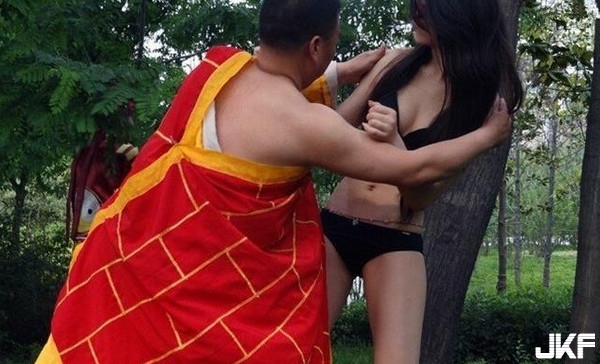 10被逮癡漢的自白：妹子的胸部有惡靈，我只是幫她驅魔
