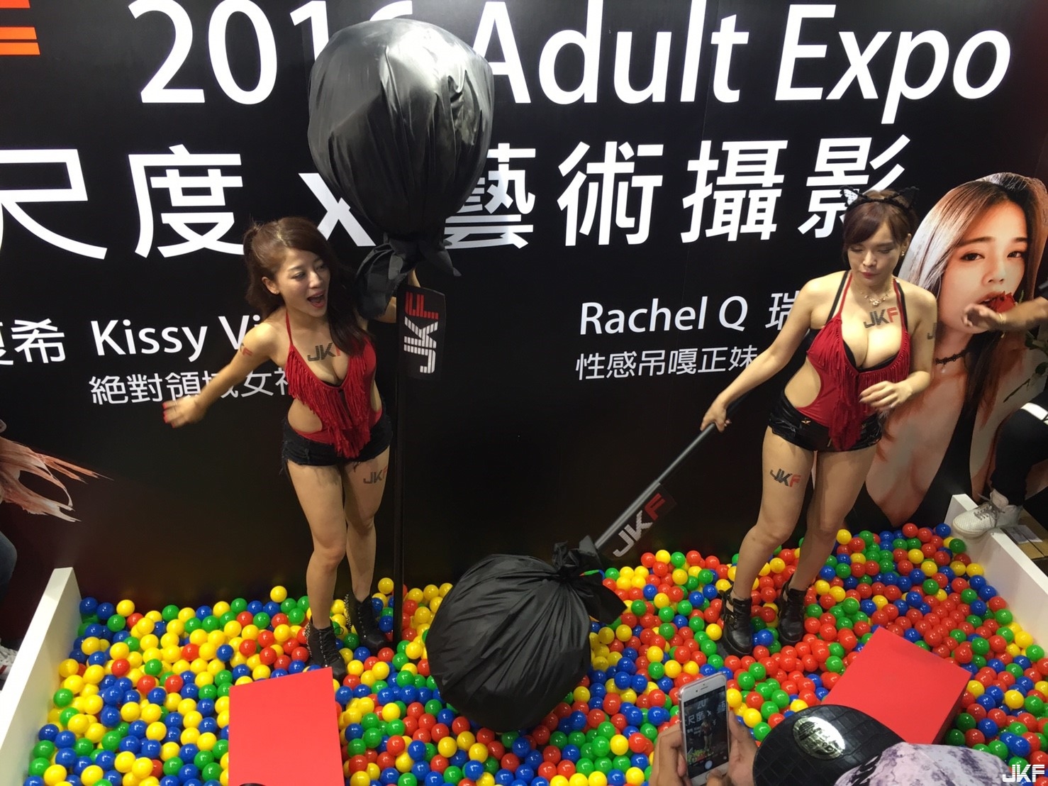 《JKF X 2016 Adult  Expo》JKF攤位MIKA現場活動直擊!!!(內有影片) SG狂吸大屌冰，南梨央奈狂露底褲! 第一天好嗨