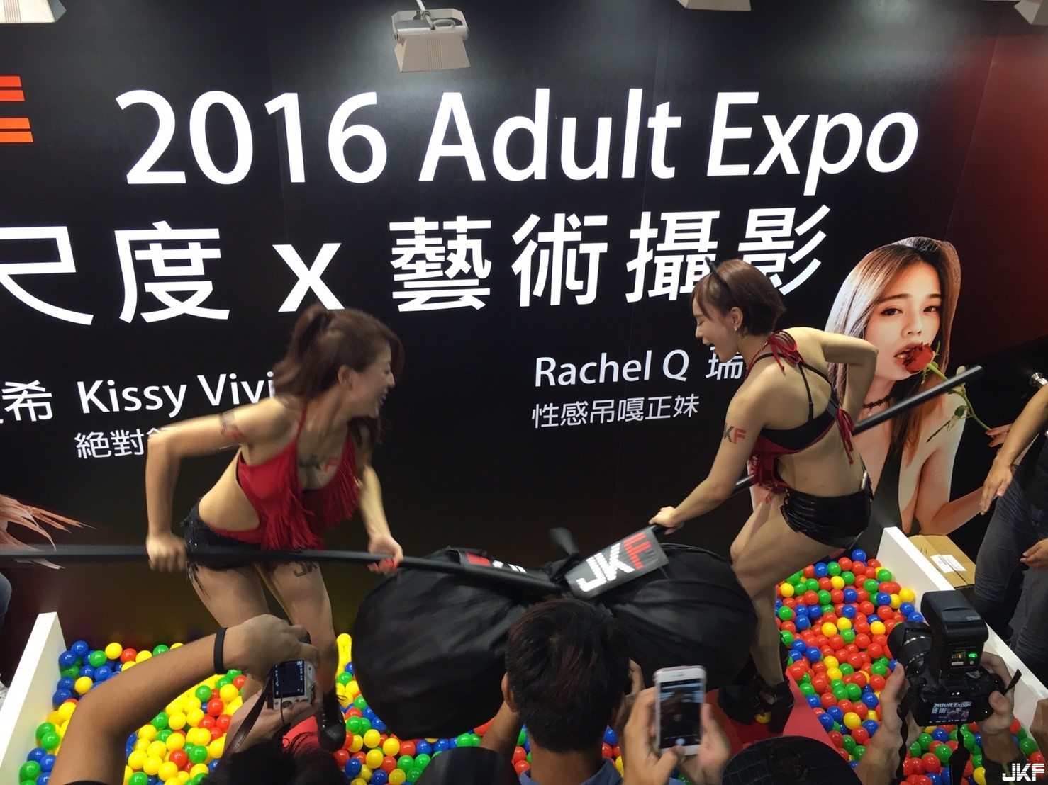 《JKF X 2016 Adult  Expo》JKF攤位MIKA現場活動直擊!!!(內有影片) SG狂吸大屌冰，南梨央奈狂露底褲! 第一天好嗨