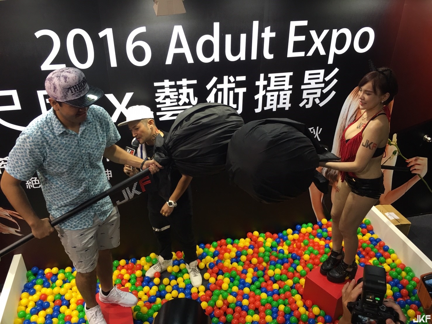 《JKF X 2016 Adult  Expo》JKF攤位MIKA現場活動直擊!!!(內有影片) SG狂吸大屌冰，南梨央奈狂露底褲! 第一天好嗨