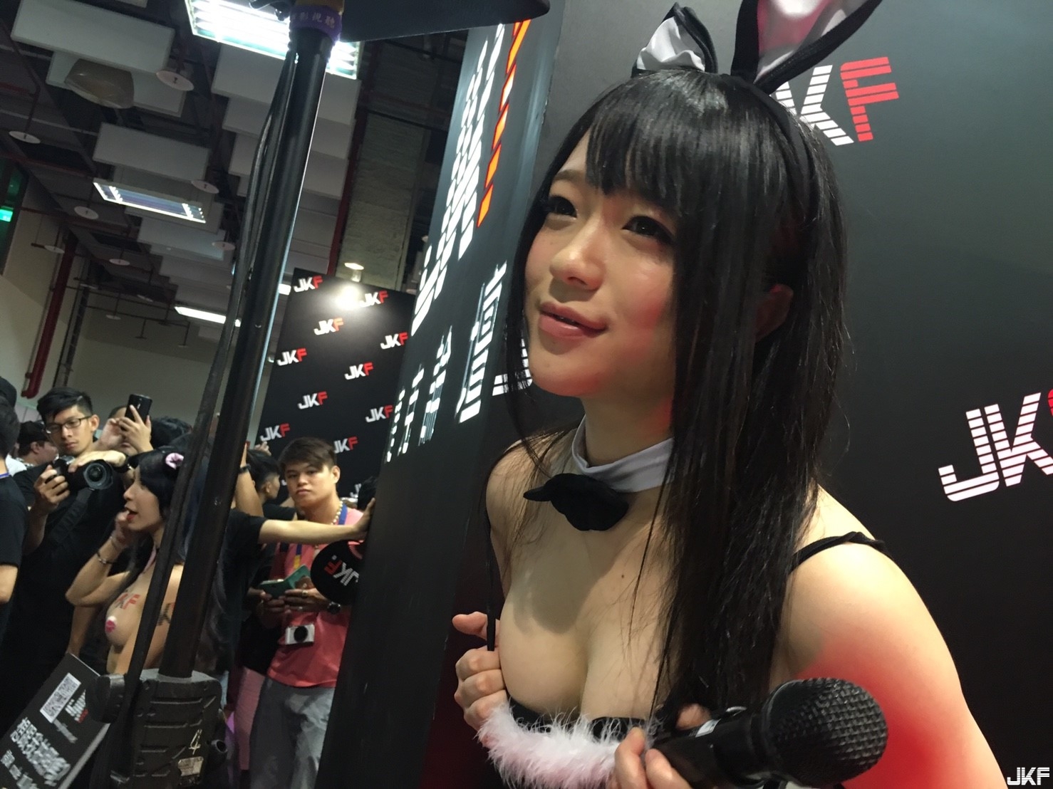 《JKF X 2016 Adult  Expo》JKF攤位MIKA現場活動直擊!!!(內有影片) SG狂吸大屌冰，南梨央奈狂露底褲! 第一天好嗨