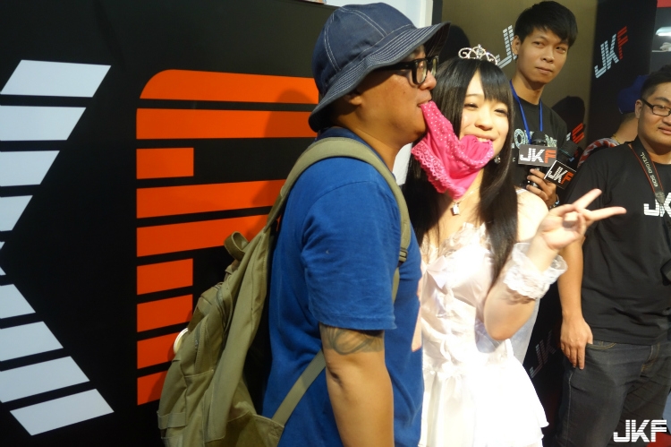 【JKF X 2016 Adult Expo】南梨央奈直接脫下原味內褲送給粉絲