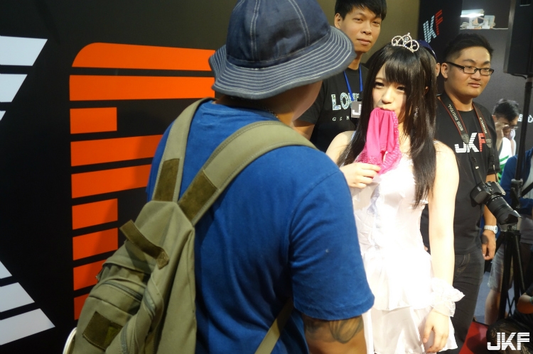 【JKF X 2016 Adult Expo】南梨央奈直接脫下原味內褲送給粉絲