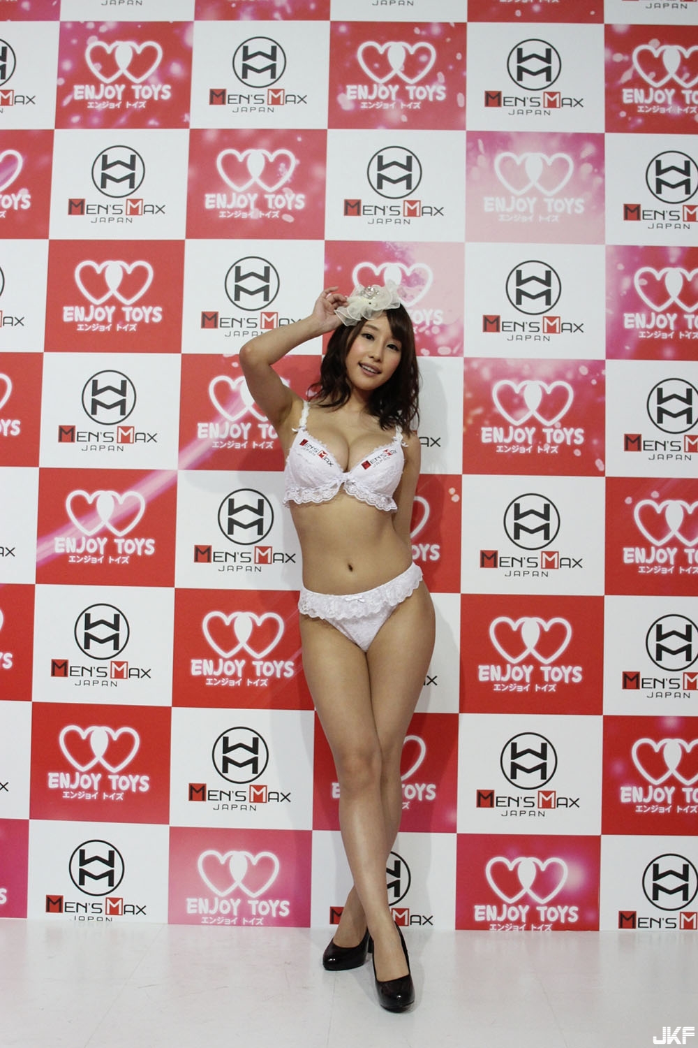 【JKF X 2016 Adult Expo】JKF直擊「女優彩美旬果」黃金攝影會　居然能跟她KISS！