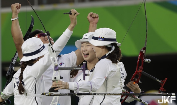 南韓「高顏值射箭女選手」　網友驚：整團都挑過嗎？