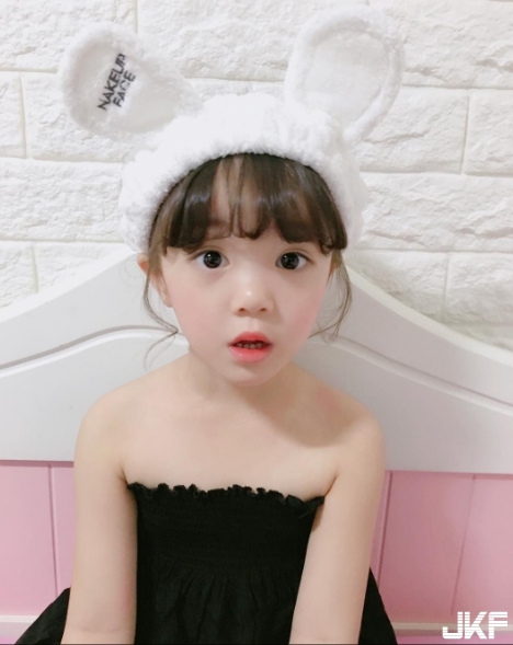 這位韓國空靈小正妹已經在網路擁有高人氣，但看到「媽媽突破天際的顏值」才發現老天真的太偏心了！