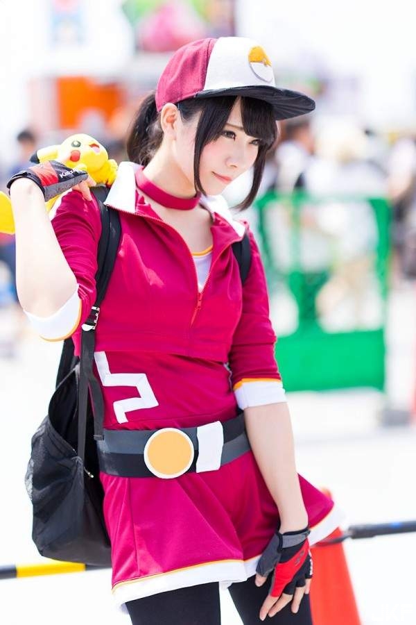 巨乳 coser 寶可夢訓練師玩《Pokemon Go》自帶三次元超逼真灑花特效