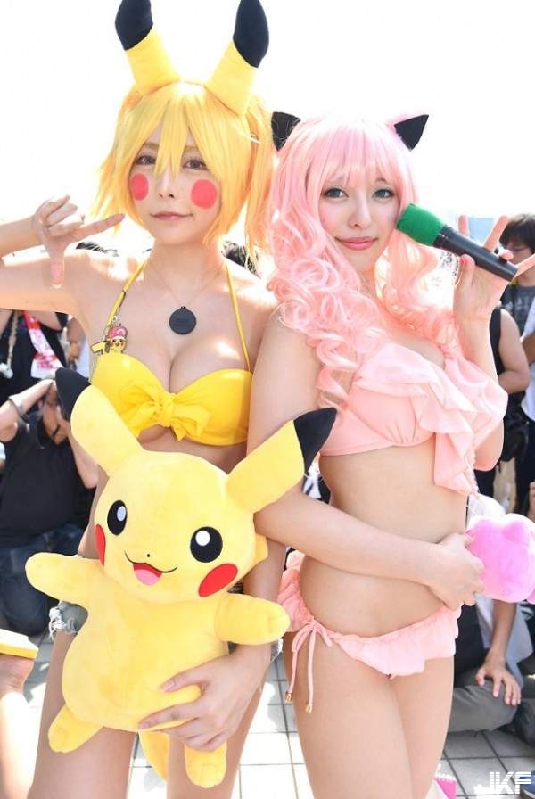 巨乳 coser 寶可夢訓練師玩《Pokemon Go》自帶三次元超逼真灑花特效