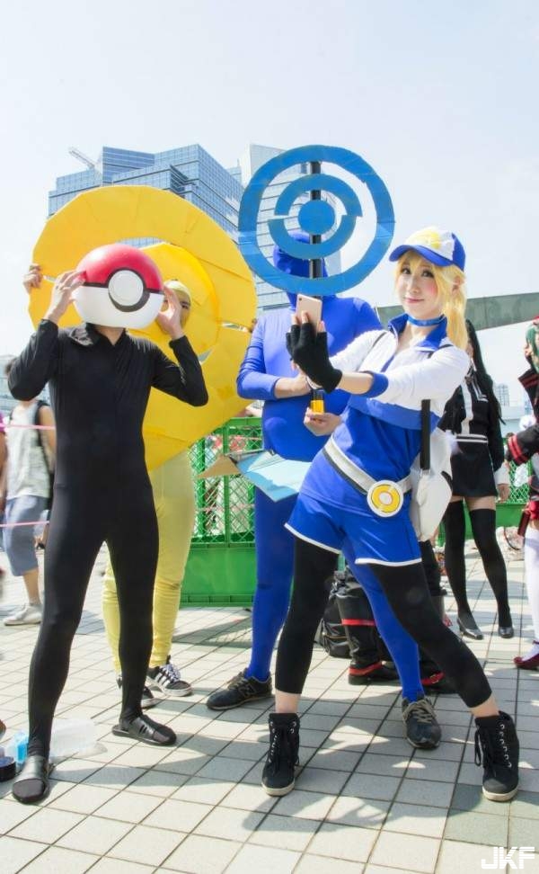 巨乳coser寶可夢訓練師玩《Pokemon Go》自帶三次元超逼真灑花特效