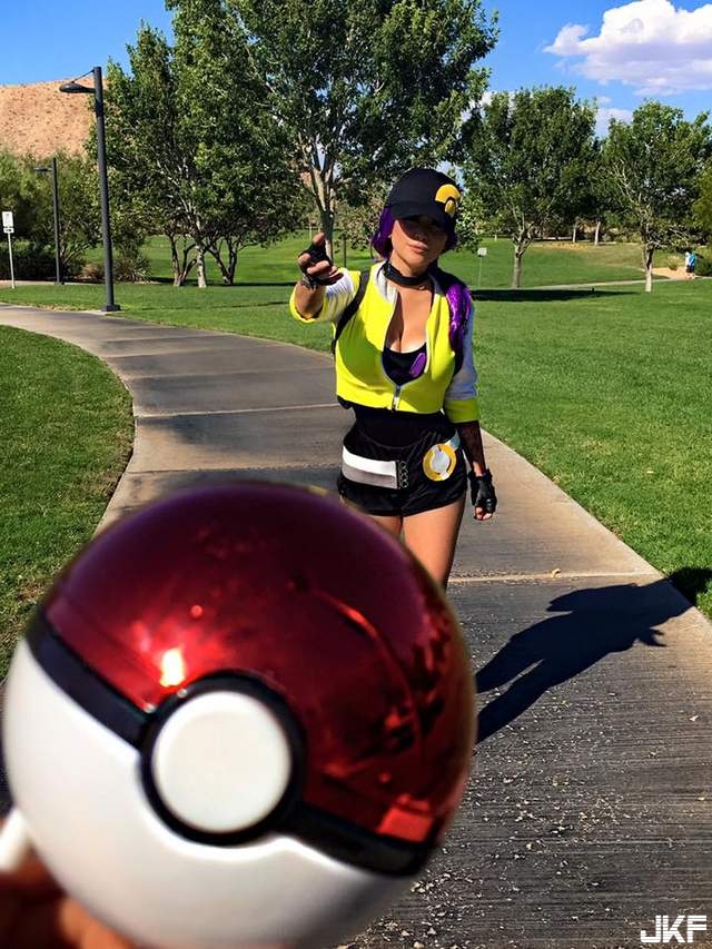 巨乳 coser 寶可夢訓練師玩《Pokemon Go》自帶三次元超逼真灑花特效