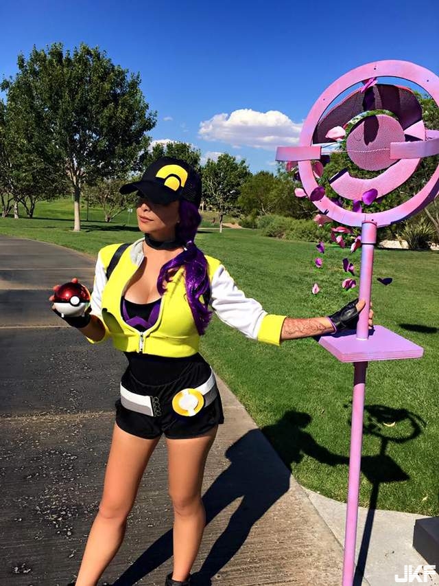 巨乳 coser 寶可夢訓練師玩《Pokemon Go》自帶三次元超逼真灑花特效