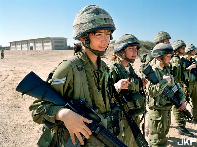 以色列女兵閨房照，沈悶的軍裝蓋不住悶騷的靈魂