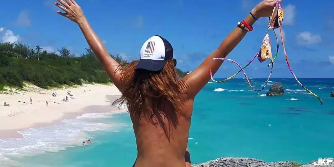 為什麼美國人會慶祝裸胸日？這故事就長了……