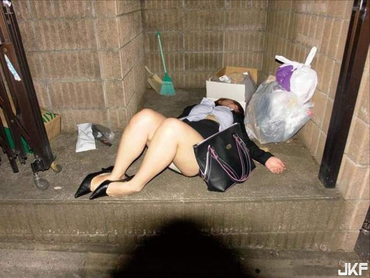 這瓶水比失身酒更狂！瘋狂昏睡15小時　醒來全裸還記憶斷片