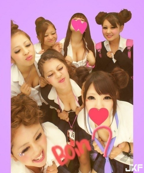 日本女高中生崩壞實錄　她們在大頭貼機裡都在露小褲褲啊！
