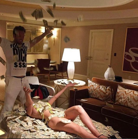 裸體開超跑＋鈔票灑裸女&#8230;富二代千金秀豪乳炫富