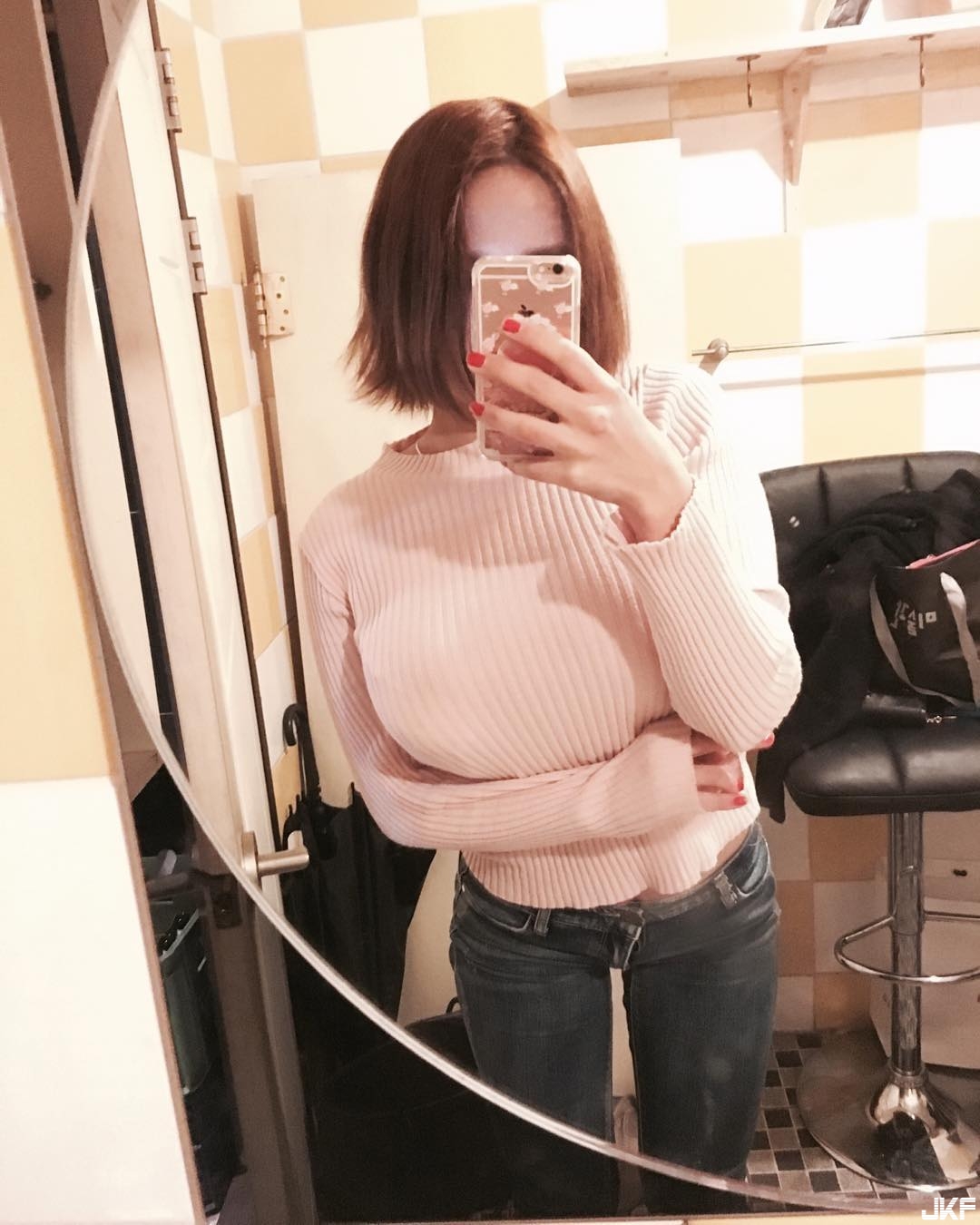 捕獲野生「側乳挺胸妹」要不是衣服材質好胸口早就炸了&#8230;