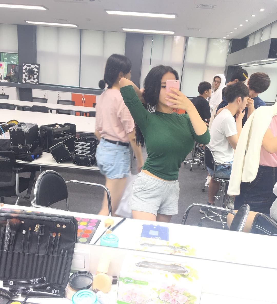 捕獲野生「側乳挺胸妹」要不是衣服材質好胸口早就炸了&#8230;