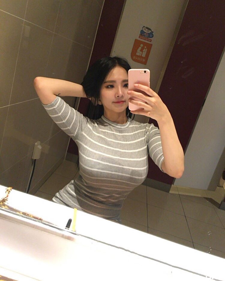 捕獲野生「側乳挺胸妹」要不是衣服材質好胸口早就炸了&#8230;