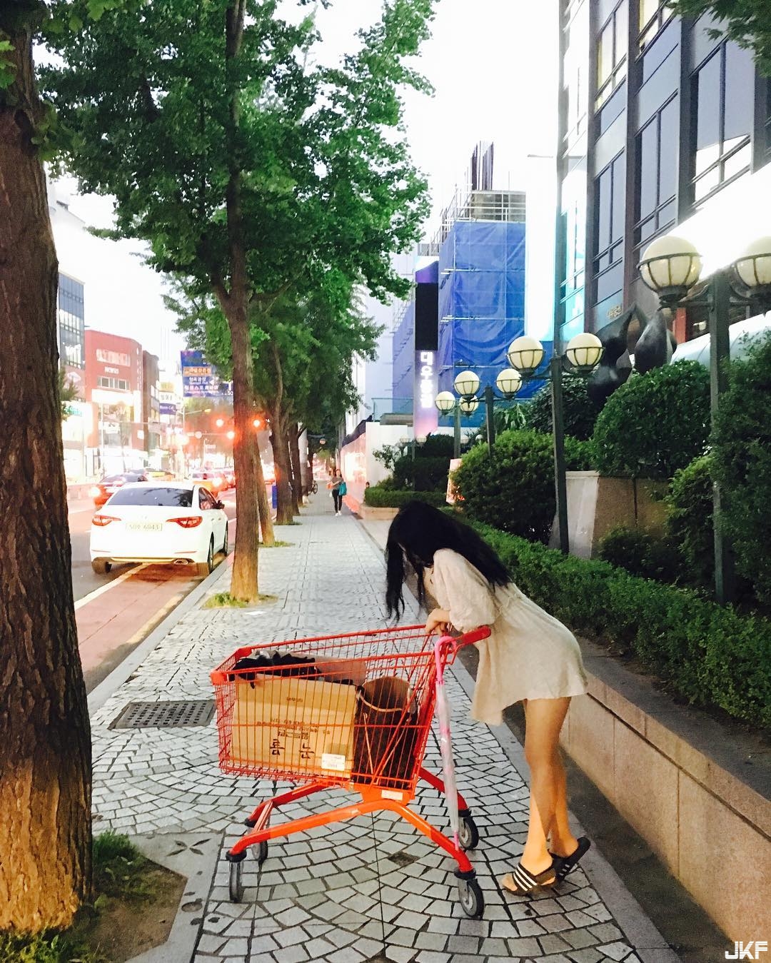 捕獲野生「側乳挺胸妹」要不是衣服材質好胸口早就炸了&#8230;