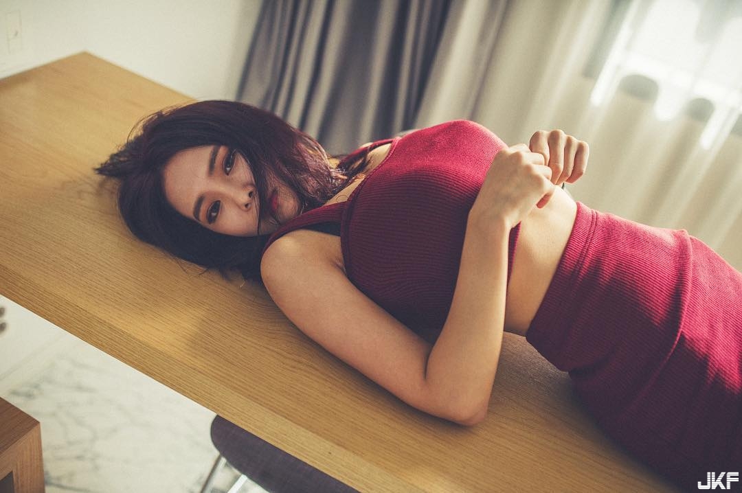 捕獲野生「側乳挺胸妹」要不是衣服材質好胸口早就炸了&#8230;