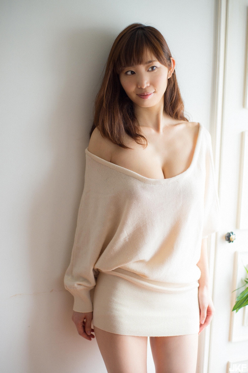 連身裙好緊&#8230;「F奶性感主播」私下其實是寫真肉食女！