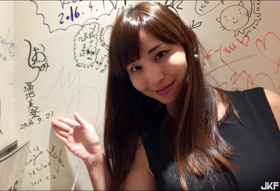連身裙好緊&#8230;「F奶性感主播」私下其實是寫真肉食女！