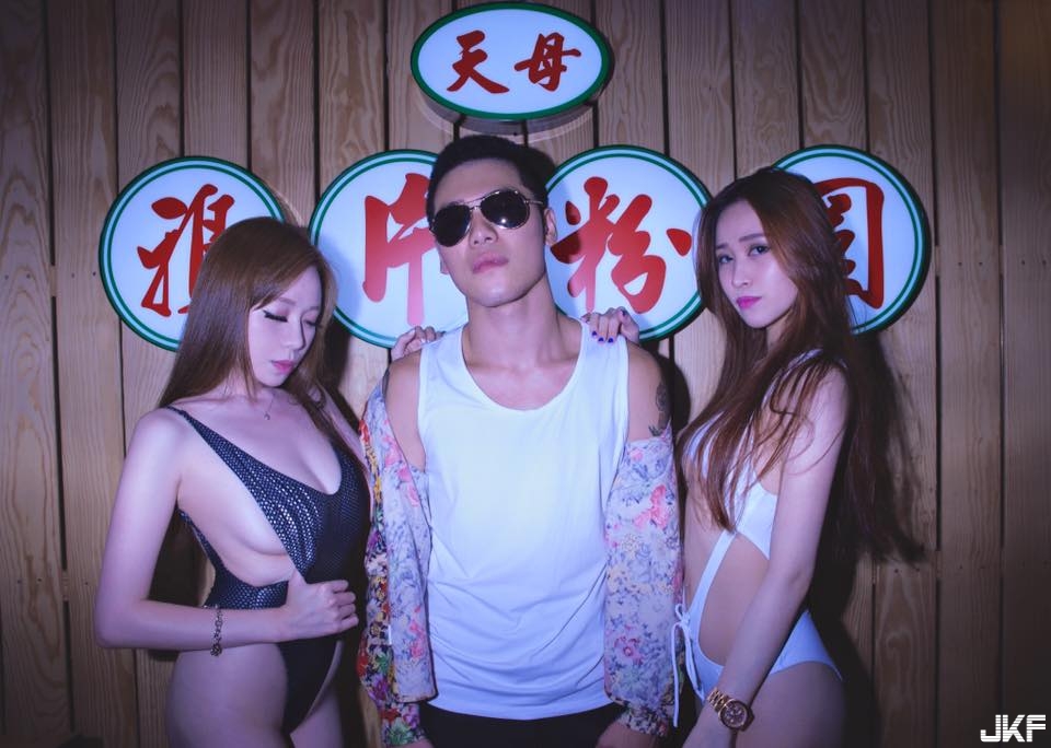 雙乳碰撞性感炸裂！兩倍誘惑你承受得住嗎？