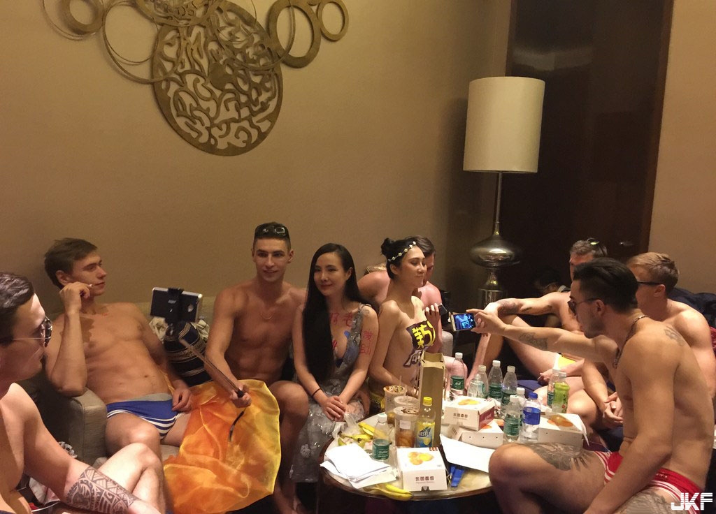 第一裸模干露露「裸露豪乳作慈善」洋男直盯上空籃球奶，手還放在那個地方