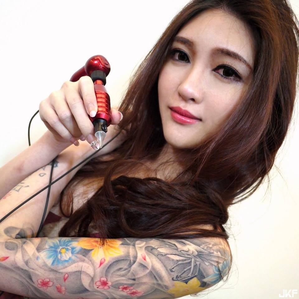 到底要看奶還是看刺青？正妹刺青師給你超火辣的藝術饗宴！