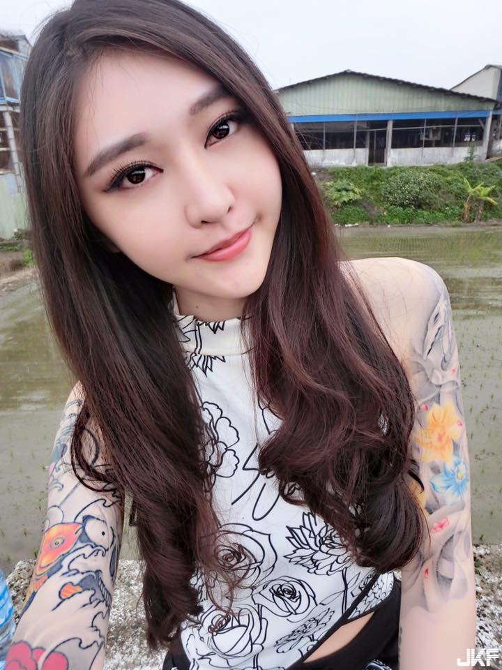 到底要看奶還是看刺青？正妹刺青師給你超火辣的藝術饗宴！