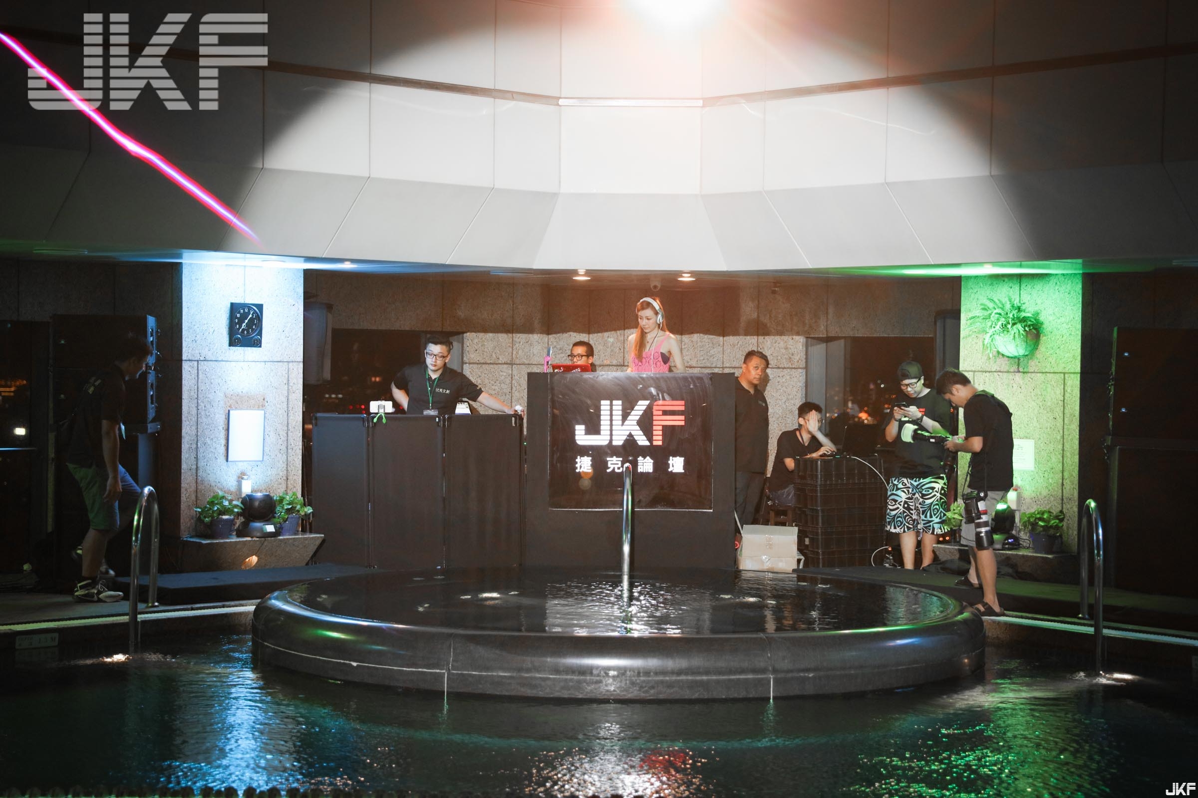 JKF空中VIP泳池派對 // 「美乳」香味四溢大特輯！