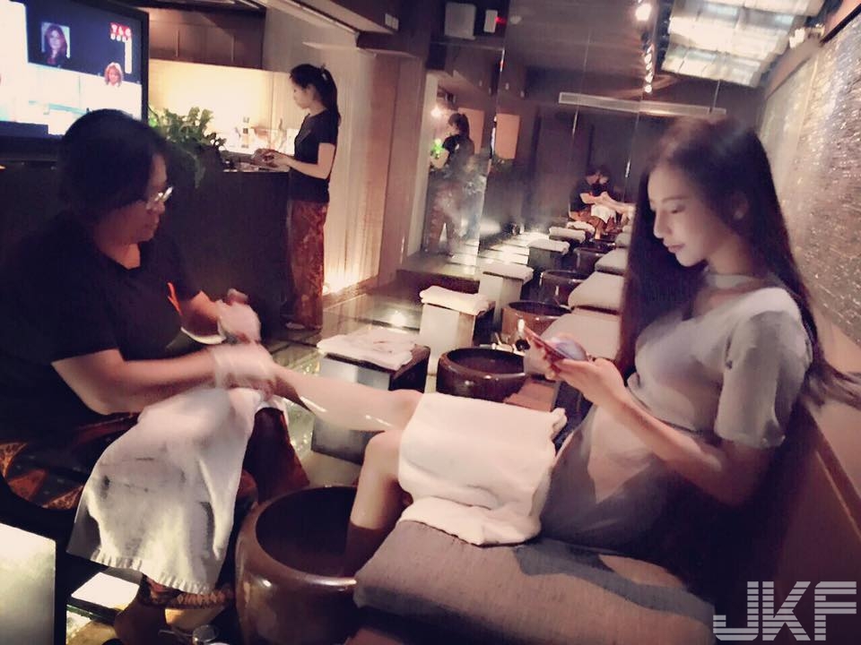 最萬惡宵夜！Aiu XN 陳苡恩「極致胴體」打趴一堆小模！半夜「爆乳吃宵夜」真的太猛了&#8230;