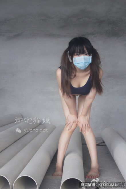 巨乳學生妹放學直接「在操場脫了」！無視旁人彈出白皙美乳