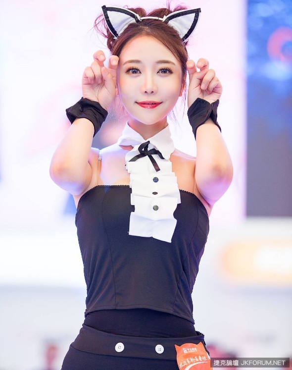 氣質空姐脫下制服「噴出巨乳」網：女友就是要交這種