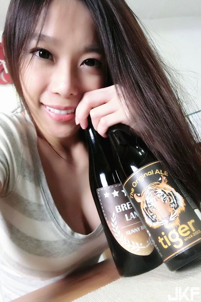 塔塔小姐Miss TaTa，性感又可愛的小廚娘！火辣身材秀廚藝！