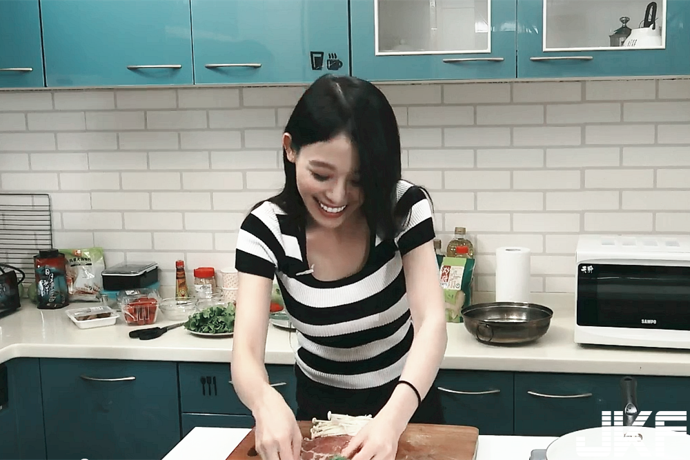 塔塔小姐Miss TaTa，性感又可愛的小廚娘！火辣身材秀廚藝！