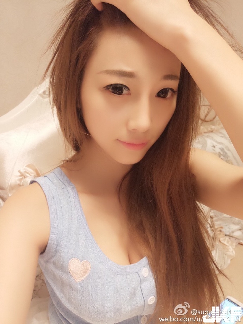 好猛！爆乳妹用「美尻當禮物」被人拆封了啦！美臀釋放的那一瞬間，攝影師都爽翻了&#8230;