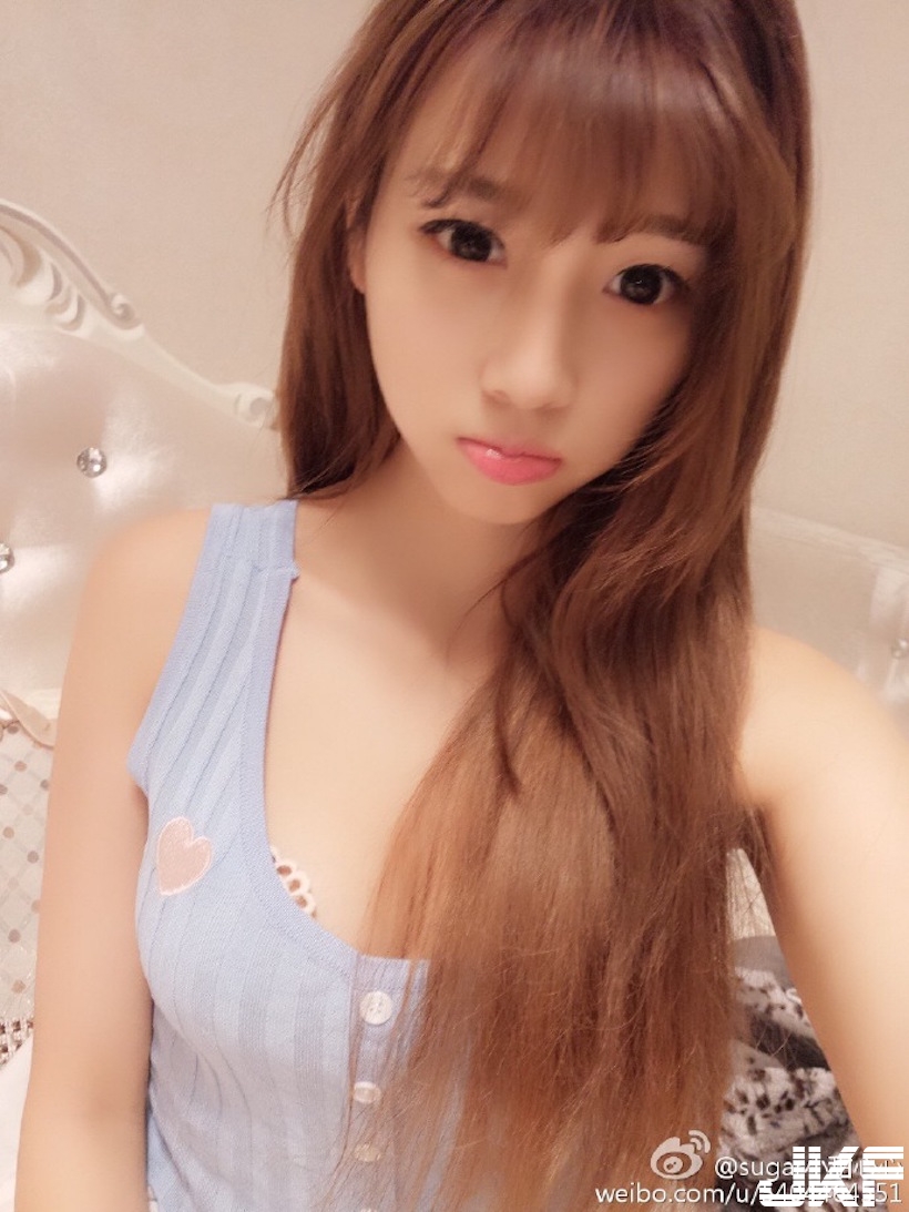 好猛！爆乳妹用「美尻當禮物」被人拆封了啦！美臀釋放的那一瞬間，攝影師都爽翻了&#8230;