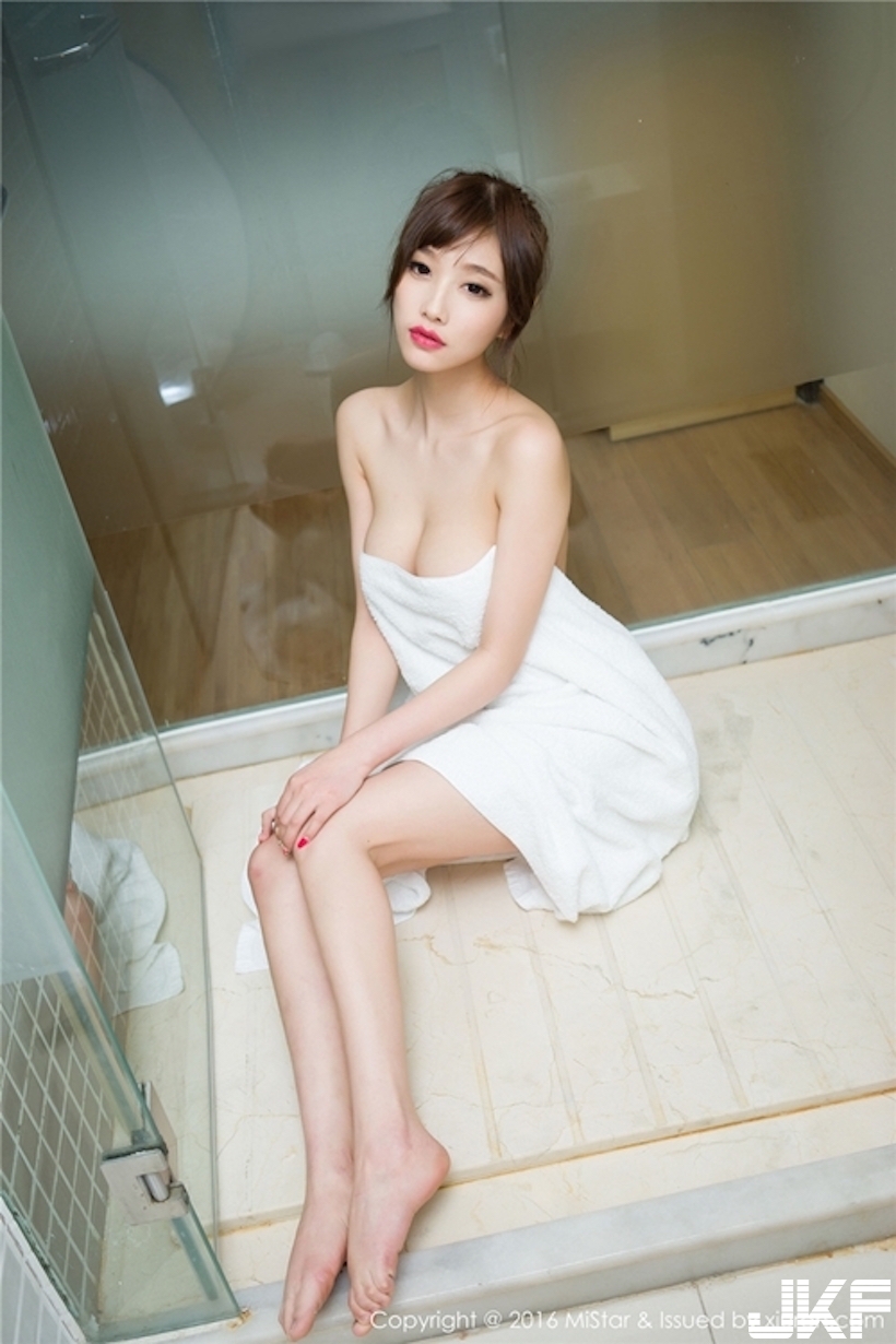 好猛！爆乳妹用「美尻當禮物」被人拆封了啦！美臀釋放的那一瞬間，攝影師都爽翻了&#8230;