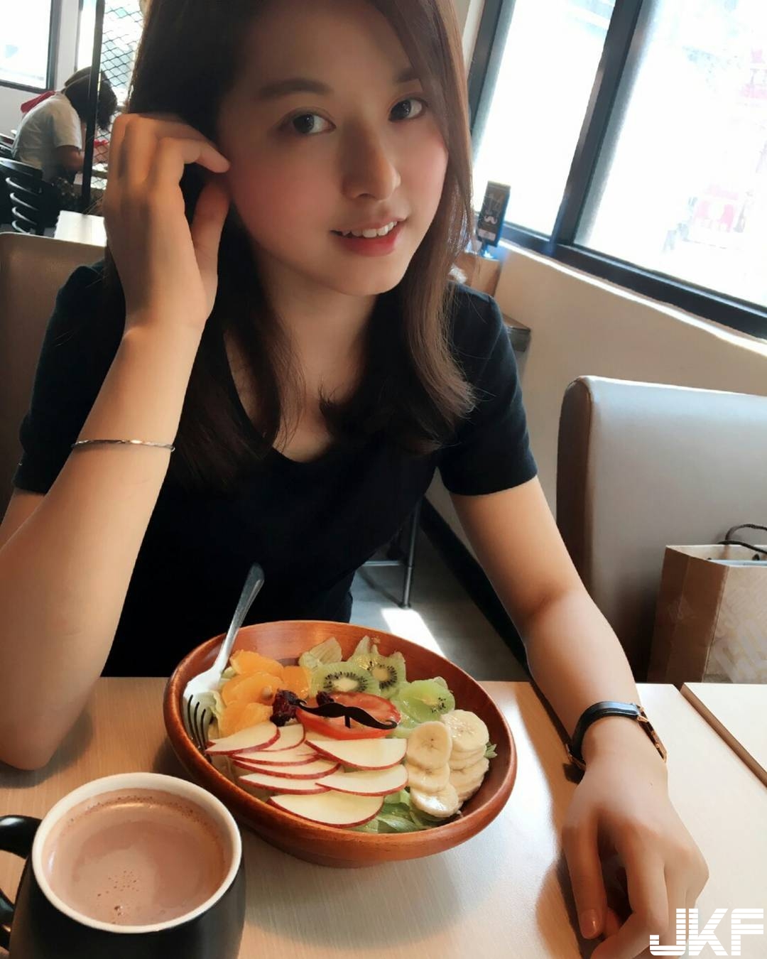 全球百大美女入榜！正妹月曆開賣「輔大周子瑜」超亮眼，根本是同個人吧&#8230;