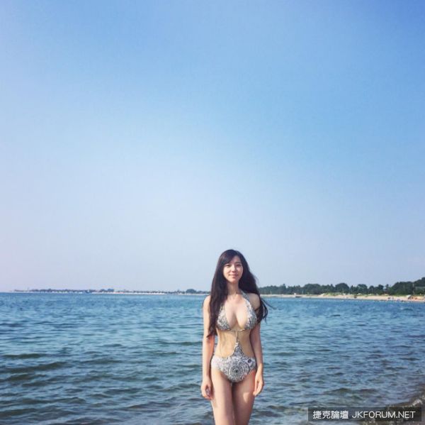 精神全開！爆乳天菜「極致泳裝」性感噴發！這巨乳和臉的反差太大了啦&#8230;